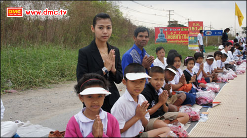 คณะครูและนักเรียนจากโรงเรียนเนกขัมมาราม  เรียนรู้วัฒนธรรมชาวพุทธ จากการถวายการต้อนรับพระธุดงค์