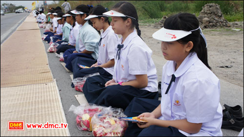 เด็กนักเรียนโรงเรียนกุมุทมาส พร้อมเพรียงนั่งสมาธิรอพระธุดงค์