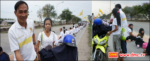 สองสามีภรรยาห้อมอเตอร์ไซค์มาเอาบุญใหญ่ก่อนไปทำงาน