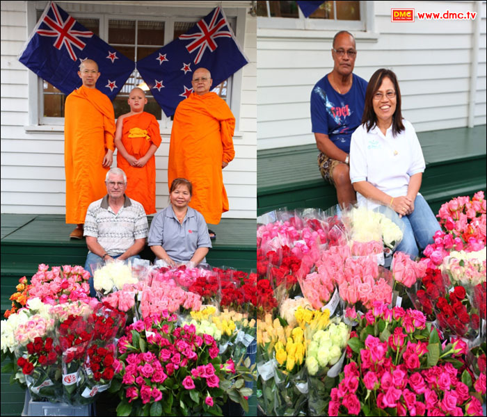 (ซ้าย)  กัลฯนริสา – ลุงบรู๊ซ  นีเกิ้ล  ผู้ถวายดอกไม้ทุกงานบุญของศูนย์ทั่วนิวซีแลนด์ (ขวา) คุณจอห์น บรอยส์ ชาวเมารี ก็มาช่วยรับบุญกุหลาบ พร้อมภรรยา