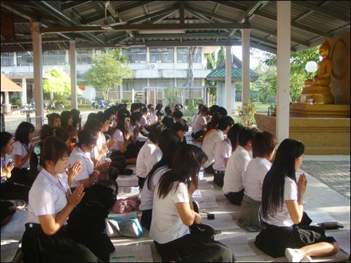 ร่วมสวดมนต์ ปฏิบัติธรรม ฟังธรรมจากพระอาจารย์ 