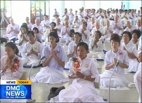 สวดมนต์บูชาพระรัตนตรัย และเจริญสมาธิภาวนาทำใจให้ผ่องใส