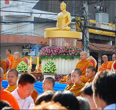 ตักบาตรพระเข้าพรรษา 1,111 รูป 
