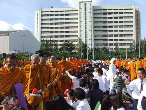 ตักบาตรพระถวายเป็นพุทธบูชา รักษาวัฒนธรรมชาวพุทธ   