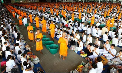  ตักบาตรพระใหม่ ณ ศูนย์วัดพระธรรมกาย