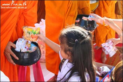   ตักบาตรพระถวายเป็นพุทธบูชา รักษาวัฒนธรรมชาวพุทธ