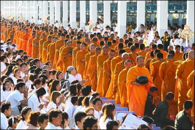 การตักบาตรคือประเพณีอย่างหนึ่งที่ชาวพุทธปฏิบัติกันมาตั้งแต่สมัยพุทธกาล