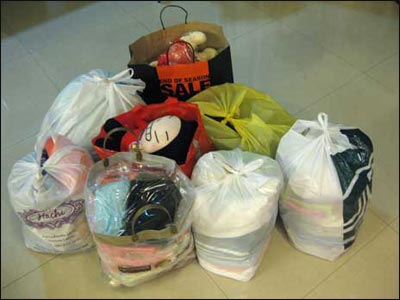 สิ่งของใหม่และเก่าในสภาพดี เช่น เสื้อผ้า รองเท้า ของเล่นเด็ก นำมาบริจาคกันนะค่ะ