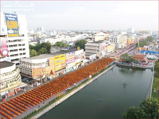 การตักบาตรเป็นประเพณีที่พุทธศาสนิกชนถือปฏิบัติ   