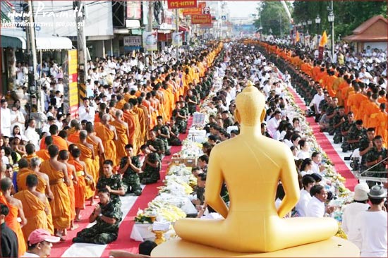 ตักบาตรพระถวายเป็นพุทธบูชา รักษาวัฒนธรรมชาวพุทธ 