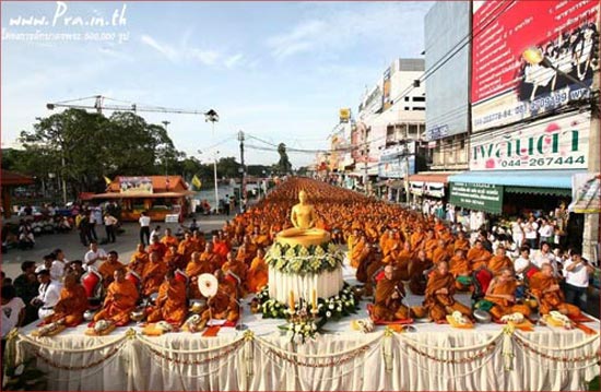   ตักบาตรพระถวายเป็นพุทธบูชา รักษาวัฒนธรรมชาวพุทธ