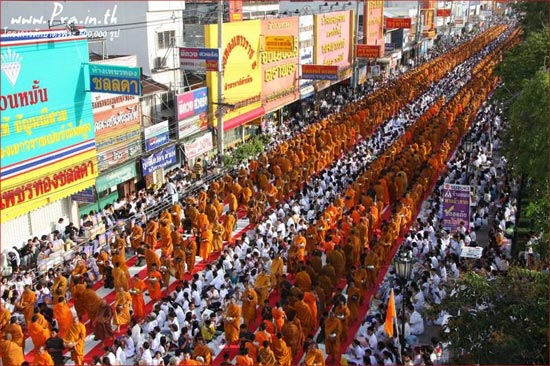 การตักบาตรคือประเพณีอย่างหนึ่งที่ชาวพุทธ