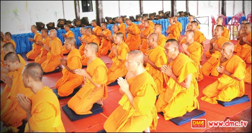พิธีทอดผ้าป่าและถวายแผ่นดินแก้ว พิธีทอดผ้าป่าและถวายแผ่นดินแก้ว