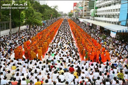 การตักบาตรคือประเพณีอย่างหนึ่งที่ชาวพุทธปฏิบัติกันมาตั้งแต่สมัยพุทธกาล