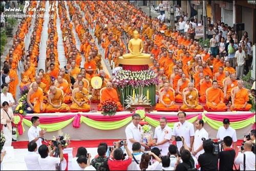 ตักบาตรพระ 10,000 รูป