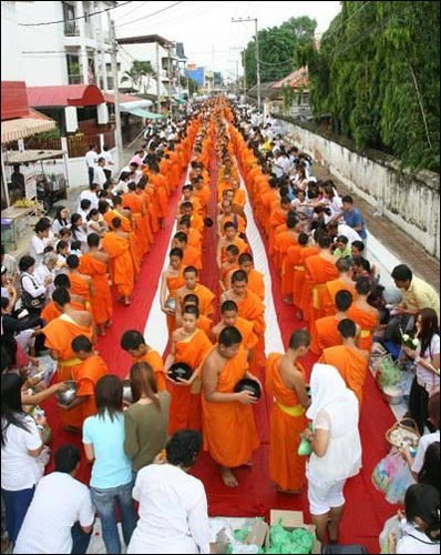 การตักบาตรคือประเพณีอย่างหนึ่งที่ชาวพุทธปฏิบัติกันมาตั้งแต่สมัยพุทธกาล