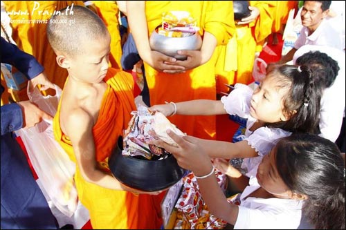 การตักบาตรคือประเพณีอย่างหนึ่งที่ชาวพุทธ