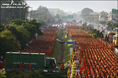 ตักบาตรพระถวายเป็นพุทธบูชา รักษาวัฒนธรรมชาวพุทธ 