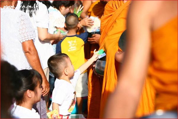 การตักบาตรคือประเพณีอย่างหนึ่งที่ชาวพุทธ