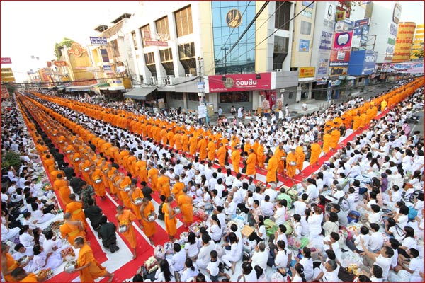 การตักบาตรคือประเพณีอย่างหนึ่งที่ชาวพุทธปฏิบัติกันมาตั้งแต่สมัยพุทธกาล