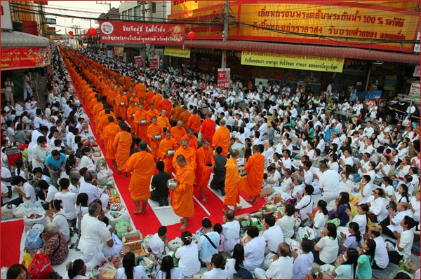 การตักบาตรเป็นประเพณีที่พุทธศาสนิกชนถือปฏิบัติ