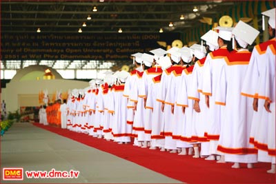 บัณฑิตทั้งหมด แปรแถวเข้ารับปริญญา
