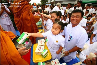 การตักบาตรคือประเพณีอย่างหนึ่งที่ชาวพุทธ