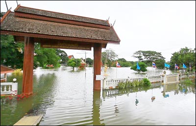 มอบถุงยังชีพแด่ผู้ประสบอุทกภัย จ.พระนครศรีอยุธยา 