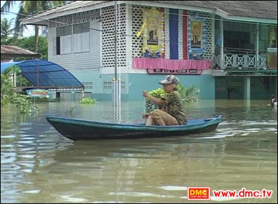 ชาวบ้านต้องเปลี่ยนมาใช้เรือแทนรถเนื่องจากน้ำท่วมอย่างหนัก