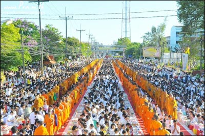 การตักบาตรเป็นประเพณีที่พุทธศาสนิกชนถือปฏิบัติ