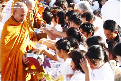 การตักบาตรคือประเพณีอย่างหนึ่งที่ชาวพุทธ