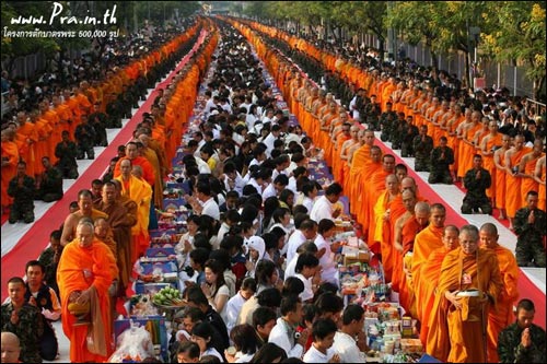 ตักบาตรพระถวายเป็นพุทธบูชา รักษาวัฒนธรรมชาวพุทธ 