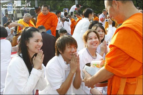 ทำบุญเมืองเชียงใหม่ ตักบาตรพระ 12,600 รูป 