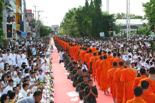 ชาวเชียงรายร่วมตักบาตรพระ 1,250 รูป ถวายพระราชกุศลแด่พระพี่นางฯ-ช่วยพระพม่า/4 จชต.