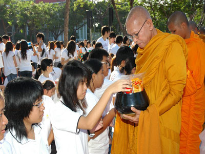 "ทำบุญ ตักบาตร"เริ่มต้นชีวิตน้องใหม่ สไตล์ลูกนนทรี