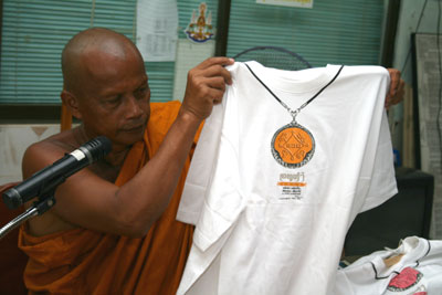 พระพยอมปั๊มเสื้อจตุคำ “ยืดอก...พกธรรม” วางตลาดสวนกระแสจตุคามขาลง