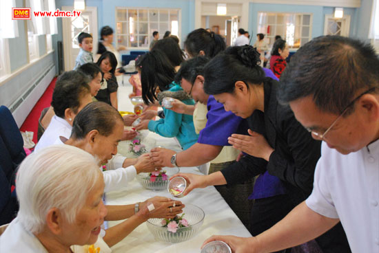 รดน้ำดำหัวผู้ใหญ่