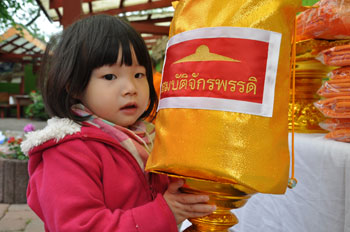 เด็กหญิงตัวน้อยมาเอาบุญใหญ่ เด็กหญิงตัวน้อยมาเอาบุญใหญ่