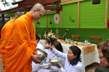 ใส่บาตรพระโดยพร้อมเพียง ใส่บาตรพระโดยพร้อมเพียง