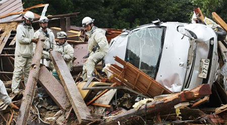 ไต้ฝุ่นทำให้บ้านเรือนพังเสียหายหลายหลัง และมีผู้เสียชีวิต 2 ราย