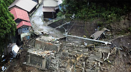ส่งผลให้เกิดน้ำท่วมและดินถล่มในหลายพื้นที่บนเกาะชิโกกุ 