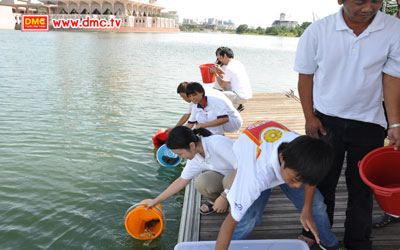 สาธุชนร่วมกันปล่อยปลา