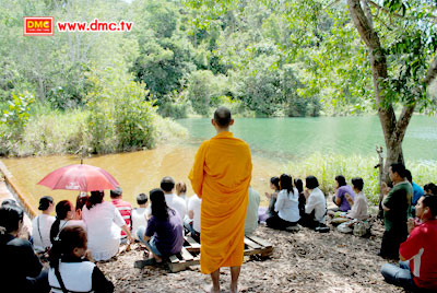 พระอาจารย์และสาธุชนร่วมปล่อยปลา