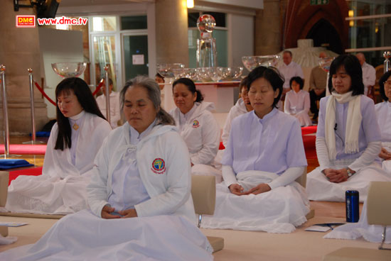 นั่งปฏิบัติธรรม