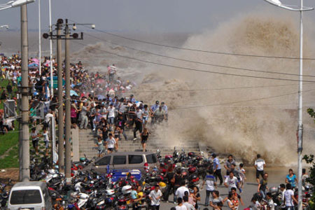 นักท่องเที่ยวชาวจีนโดนคลื่นทะเลยักษ์ซัดบาดเจ็บหลายราย