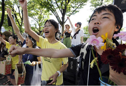 ชาวญี่ปุ่นนับพันร่วมพิธีรำลึกครบรอบ 6 เดือน ภัยพิบัติสึนามิและแผ่นดินไหว