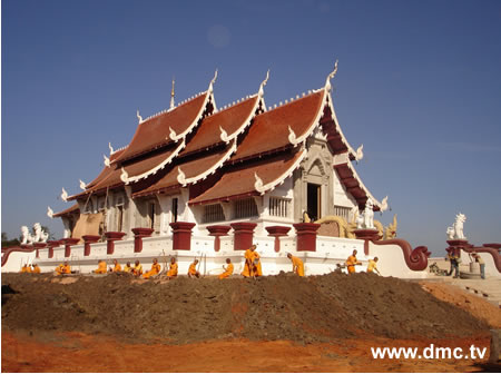 ความงดงามของโบสถ์ ค่อยๆ ปรากฏใกล้เสร็จสมบูรณ์ ในขณะที่พระภิกษุและสามเณร ต่างช่วยกันเร่งปลูกต้นไม้และพัฒนาบริเวณโดยรอบ