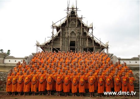 ภาพหมู่พระภิกษุ สามเณร พุทธบุตรนานาชาติ ชาวไทยภูเขาหลากหลายเผ่าพันธุ์ ที่มาหลอมรวมกันกลายเป็นพระลูกชายของครูไม่ใหญ่ จำนวนกว่า 200 รูป