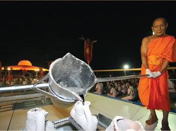 Mr.Thanu Manachaiyaruk casted gold for buddha statues on Earth Day 2006