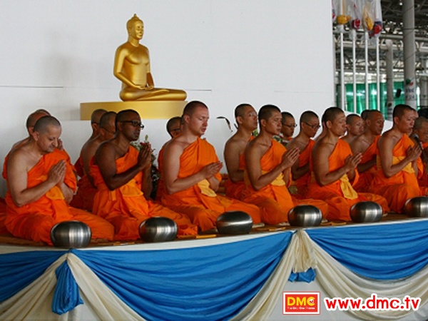 ทGiving food offering to International Dhammadyada monks